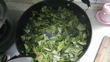 在锅内倒入适量的花生油，放入空心菜翻炒，并放入辣椒