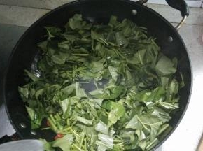 在锅内倒入适量的花生油，放入空心菜翻炒，并放入辣椒