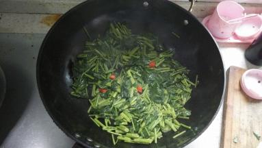 当空心菜炒至略为干瘪的时候，放入盐味精，翻炒一会出锅盛盘即可