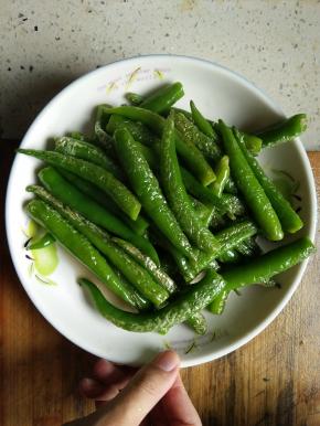 5分钟后，加入味精，出锅盛盘