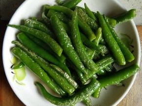 5分钟后，加入味精，出锅盛盘