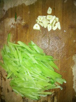 准备 2根莴笋，削皮，切丝；并准备几瓣大蒜，切片