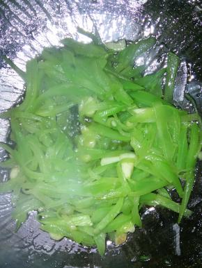 翻炒5分钟后放盐、味精，出锅