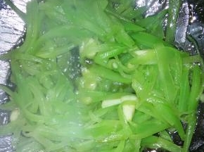 翻炒5分钟后放盐、味精，出锅