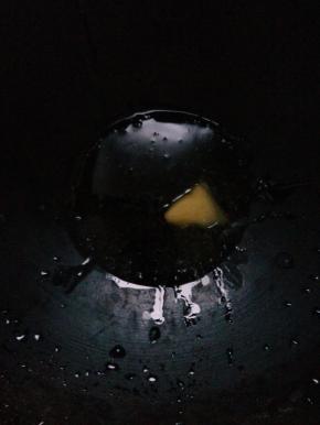 在锅内倒入适量的花生油，放入 洗净的姜