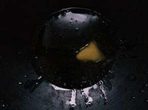 在锅内倒入适量的花生油，放入 洗净的姜