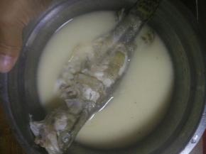 汤炖至乳白出锅盛盘即可，