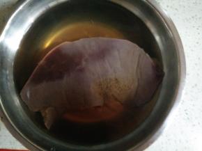 将猪肝放在水中，拿水浸泡掉血水