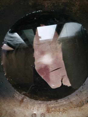 将猪肝放进锅中，放盐