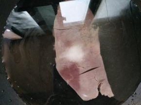 将猪肝放进锅中，放盐