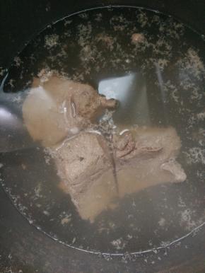 煮一会用小刀将猪肝切开