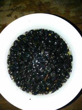 拆开豆豉的包装，将豆豉放入小碗中，清水泡一下