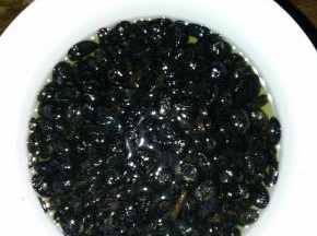 拆开豆豉的包装，将豆豉放入小碗中，清水泡一下