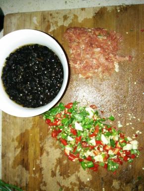 准备红辣椒、青辣椒、大蒜、猪肉，剁碎