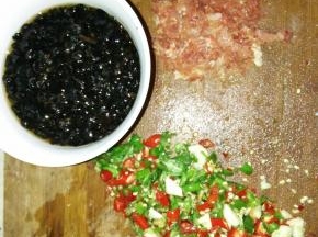 准备红辣椒、青辣椒、大蒜、猪肉，剁碎