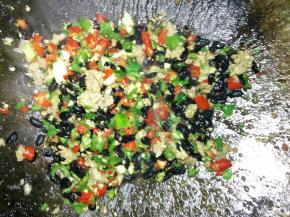 首先在锅内倒入油，爆炒肉后放进辣椒豆豉翻炒，放盐 、味精