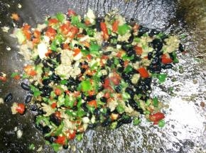 首先在锅内倒入油，爆炒肉后放进辣椒豆豉翻炒，放盐 、味精