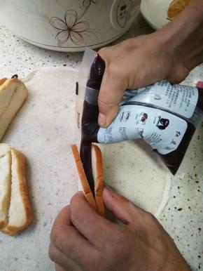 将吐司切片，切到五分之四左右然后往里面放适量的豆沙