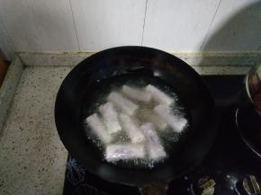 往锅内到适量的油，5分钟后，放入山药卷，炸5分钟左右