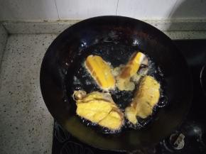 将吐司放入打好的鸡蛋中过一遍，再依次放入油锅中炸2分钟左右