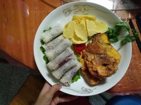 将炸好的山药卷和吐司放入摆有生菜的盘中，再放上薯片