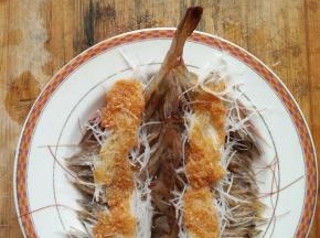 在虾上面均匀放上浸泡过的龙须米线和自己调制的蒜泥