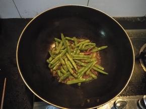 然后倒入适量的盐，加入一定的水，盖上锅盖煮5分钟，出锅盛盘即可