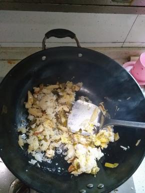 倒入鸡蛋，放入适量咸菜