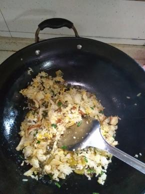 10分钟后，加入少许盐，味精，撒上葱花，翻炒一小会，出锅盛盘即可