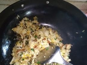 10分钟后，加入少许盐，味精，撒上葱花，翻炒一小会，出锅盛盘即可