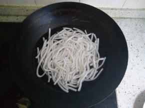 在锅内倒入适量的水，水烧开后，放入QQ面