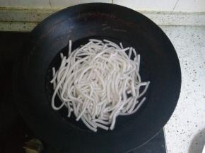 在锅内倒入适量的水，水烧开后，放入QQ面