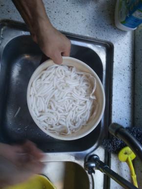 5分钟后，取出QQ面，用冷水过一次