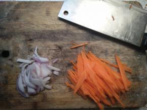 将胡萝卜切丝，洋葱切片