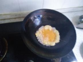 将鸡蛋打散后，锅内倒油，放入鸡蛋