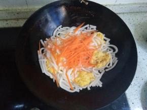 放入QQ面、胡萝卜丝、洋葱，翻炒