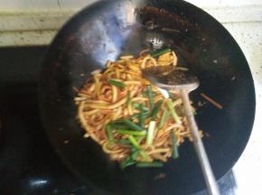 5分钟后，倒入酱油、葱、味精，翻炒后，即可
