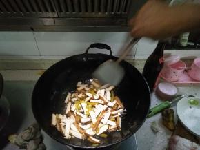 5分钟后，倒入切好的榨菜，继续翻炒