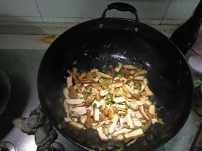 5分钟后加入酱油、盐、葱花