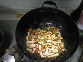 5分钟后加入酱油、盐、葱花