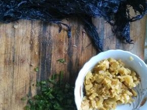 准备好食材，紫菜用手撕，榨菜切成丁，葱花