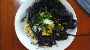 准备一壶烧开的热水，倒入放好食材的碗中