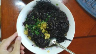 加入猪油和味精，用勺子搅拌均匀即可