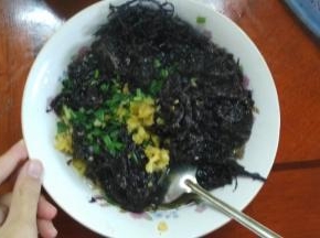 加入猪油和味精，用勺子搅拌均匀即可