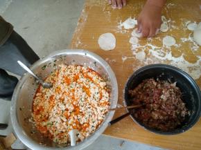 将盒装豆腐倒入盆中，倒入适量的辣椒油，放入少许盐、味精、葱花，搅拌均匀。