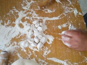 将发酵的面粉揉成长条，切成一颗颗的小块状，然后用擀面杖弄成圆圆的一张张。