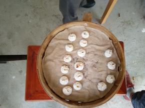 将包好的馒头，放入蒸锅中，记得蒸锅内放一层纱布