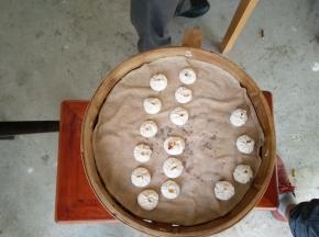 将包好的馒头，放入蒸锅中，记得蒸锅内放一层纱布