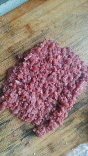 准备好花生米和剁碎的牛肉