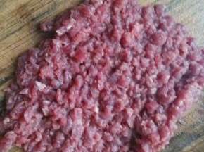 准备好花生米和剁碎的牛肉